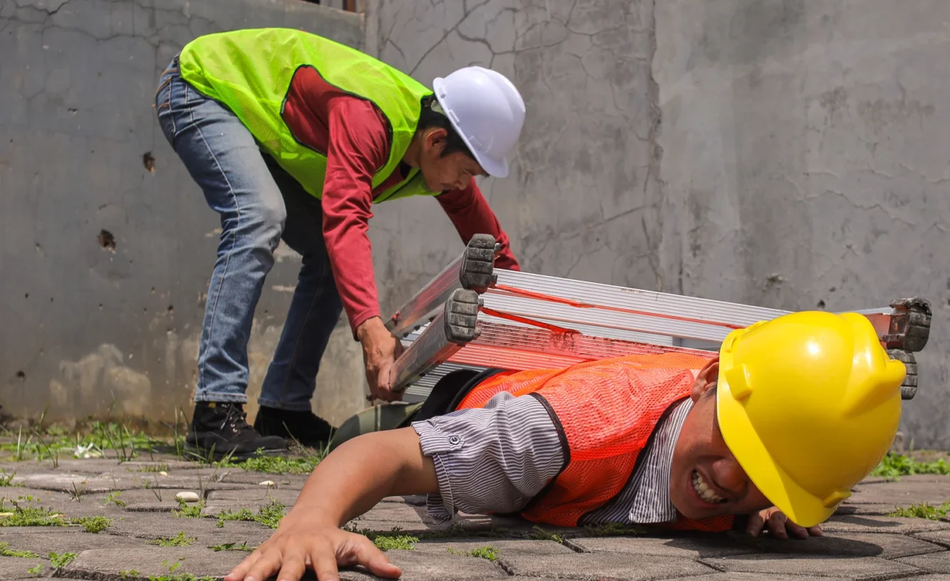 New Orleans construction accident lawyer at busy construction site with workers in hard hats
